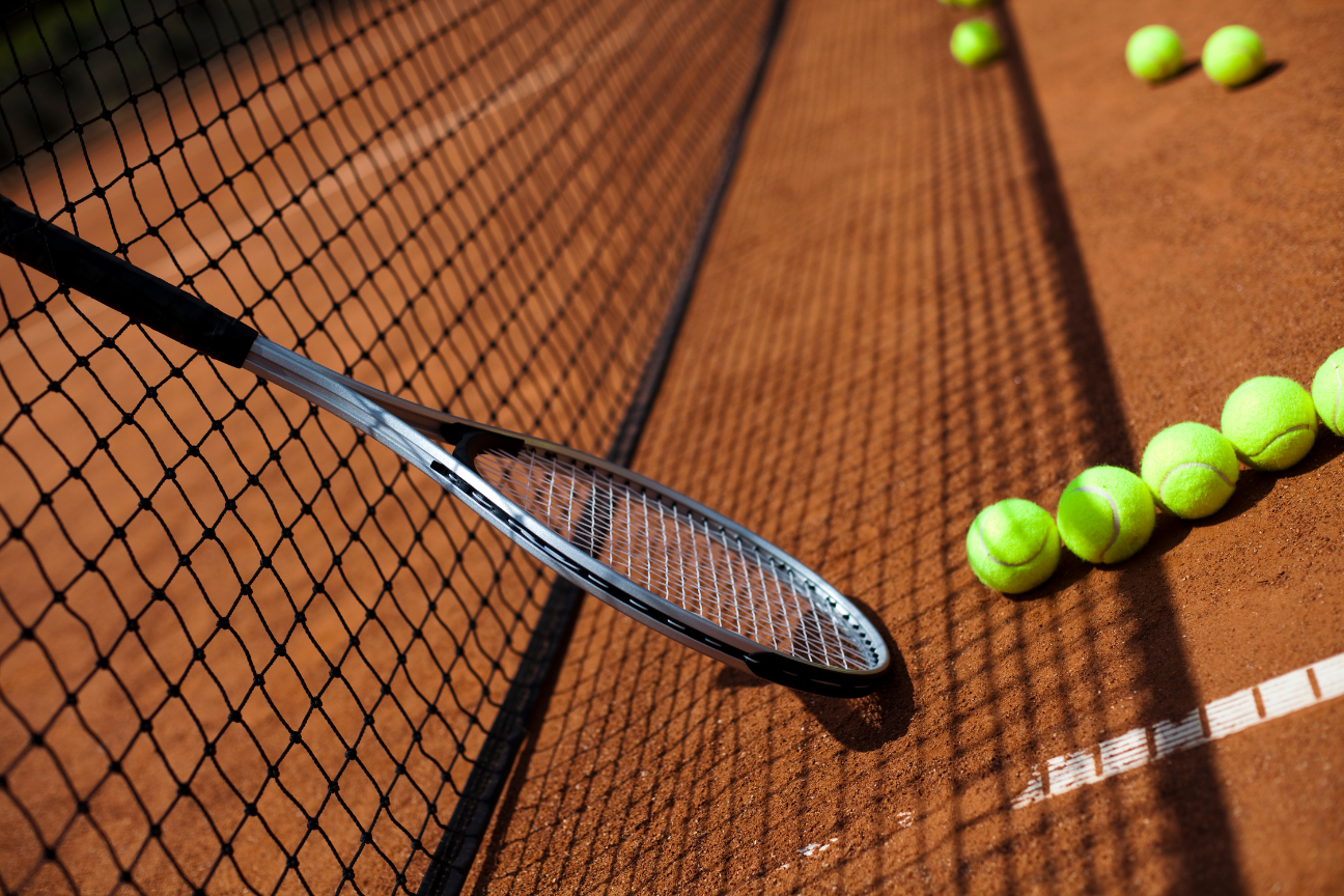 Bienvenidos al electrizante mundo del tenis, un deporte que ha capturado la imaginación y el entusiasmo de millones de personas en todo el mundo. Ya seas un principiante buscando tus primeras raquetas o alguien que simplemente quiere entender el juego, este artículo es tu guía definitiva. Y tranquilo, si acabas de descubrir el tenis, podrás salir a jugar justo después de terminar de leer.